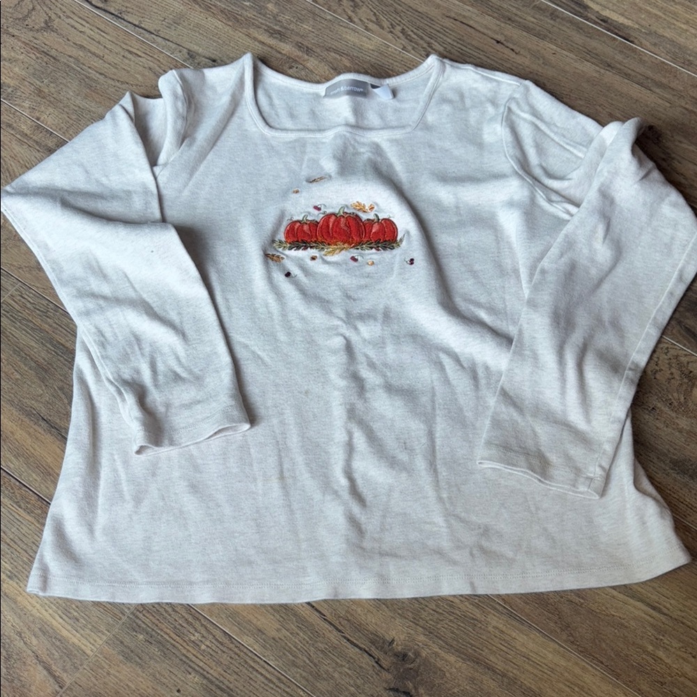 Croft & Barrow Cream Long Sleeve Tee with Pumpkin Design
